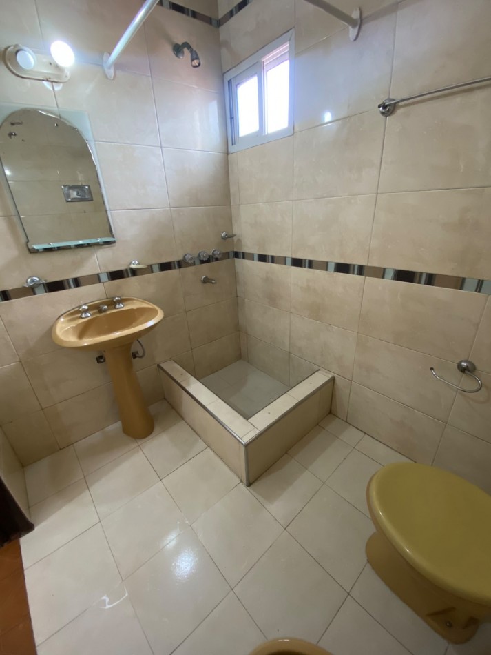 ALQUILER - CASA PH TRES AMBIENTES - PRIMER PISO POR ESCALERA - SIN EXPENSAS - CASEROS NORTE 
