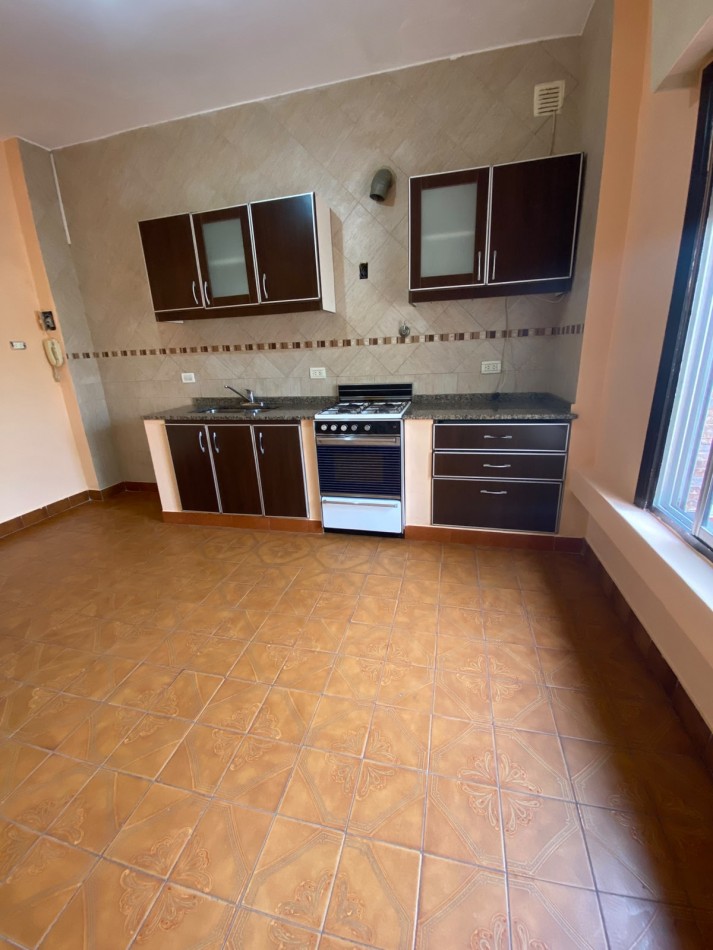 ALQUILER - CASA PH TRES AMBIENTES - PRIMER PISO POR ESCALERA - SIN EXPENSAS - CASEROS NORTE 