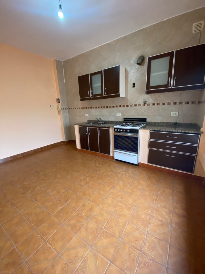 ALQUILER - CASA PH TRES AMBIENTES - PRIMER PISO POR ESCALERA - SIN EXPENSAS - CASEROS NORTE 