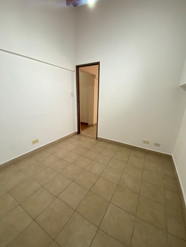 ALQUILER - CASA PH TRES AMBIENTES - PRIMER PISO POR ESCALERA - SIN EXPENSAS - CASEROS NORTE 