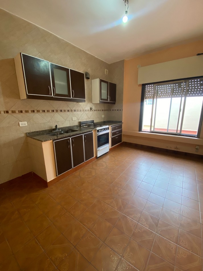 ALQUILER - CASA PH TRES AMBIENTES - PRIMER PISO POR ESCALERA - SIN EXPENSAS - CASEROS NORTE 