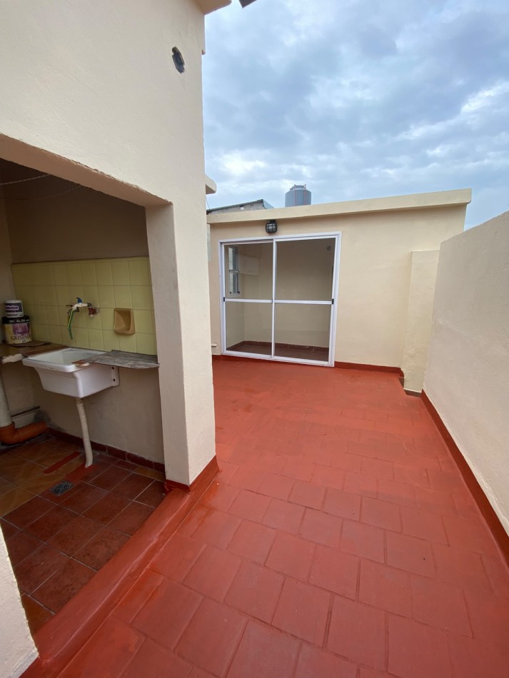 ALQUILER - CASA PH TRES AMBIENTES - PRIMER PISO POR ESCALERA - SIN EXPENSAS - CASEROS NORTE 