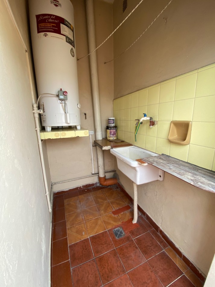 ALQUILER - CASA PH TRES AMBIENTES - PRIMER PISO POR ESCALERA - SIN EXPENSAS - CASEROS NORTE 