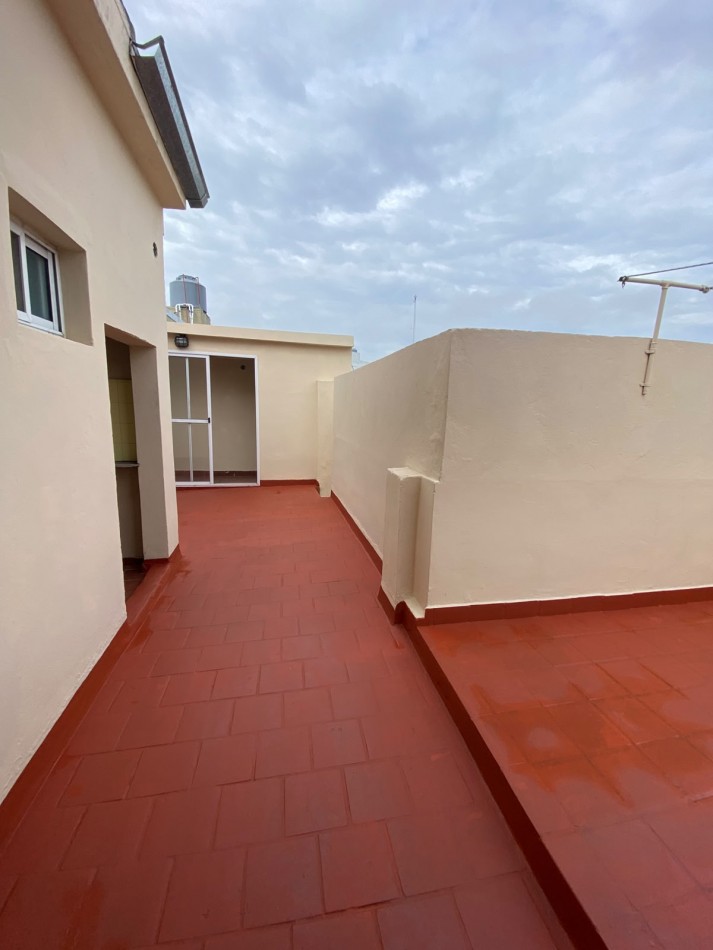 ALQUILER - CASA PH TRES AMBIENTES - PRIMER PISO POR ESCALERA - SIN EXPENSAS - CASEROS NORTE 