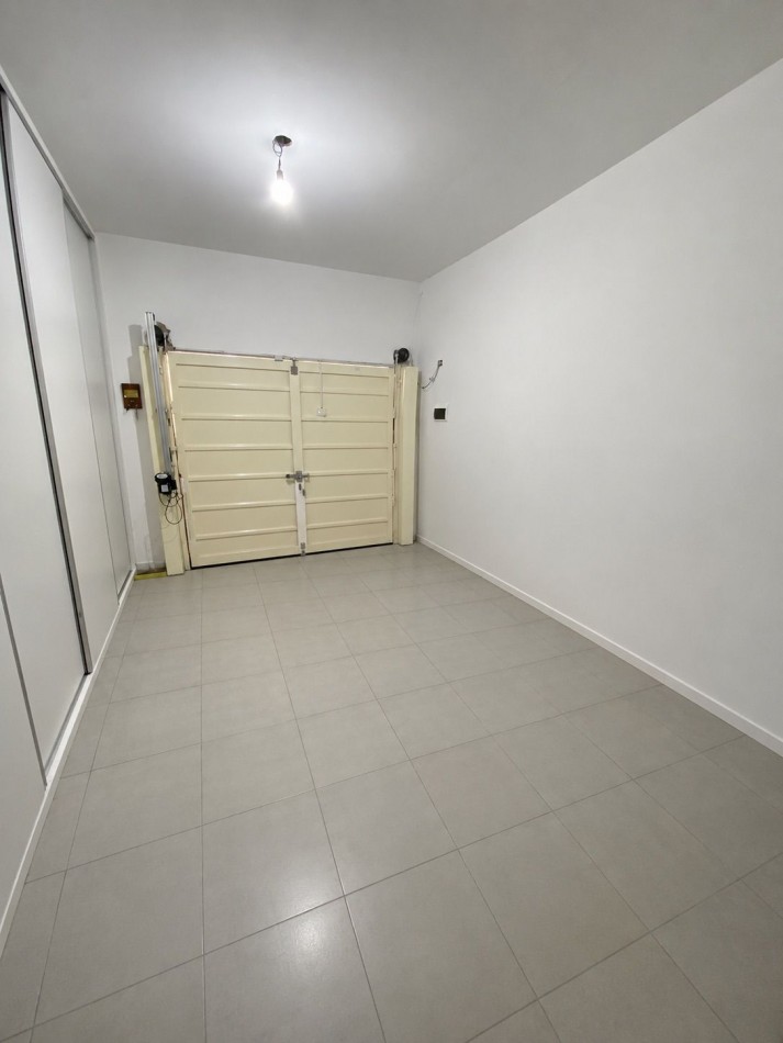 VENTA - CASA TRES AMBIENTES - LOTE PROPIO - EXCELENTE ESTADO - GARAGE - QUINCHO Y FONDO LIBRE - CASEROS