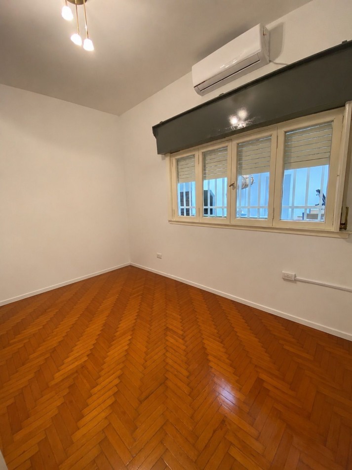 VENTA - CASA TRES AMBIENTES - LOTE PROPIO - EXCELENTE ESTADO - GARAGE - QUINCHO Y FONDO LIBRE - CASEROS