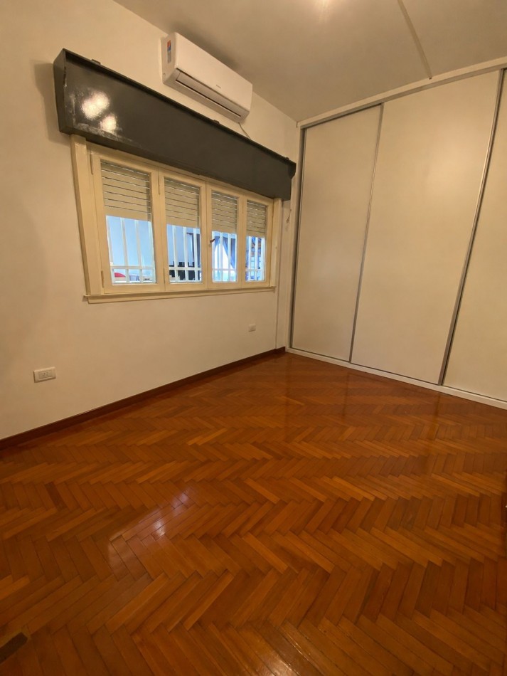 VENTA - CASA TRES AMBIENTES - LOTE PROPIO - EXCELENTE ESTADO - GARAGE - QUINCHO Y FONDO LIBRE - CASEROS