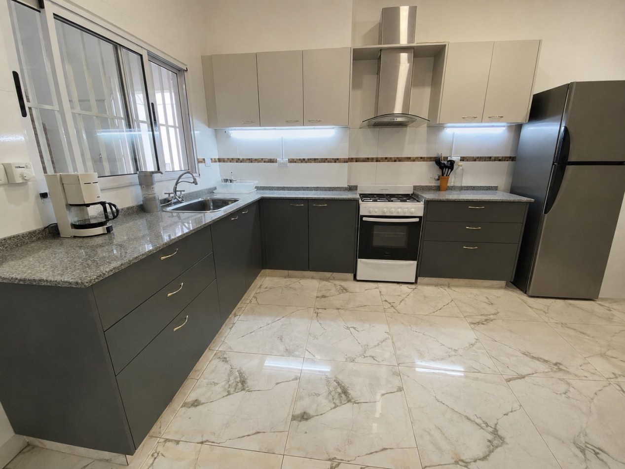 VENTA - CASA TRES AMBIENTES - LOTE PROPIO - EXCELENTE ESTADO - GARAGE - QUINCHO Y FONDO LIBRE - CASEROS