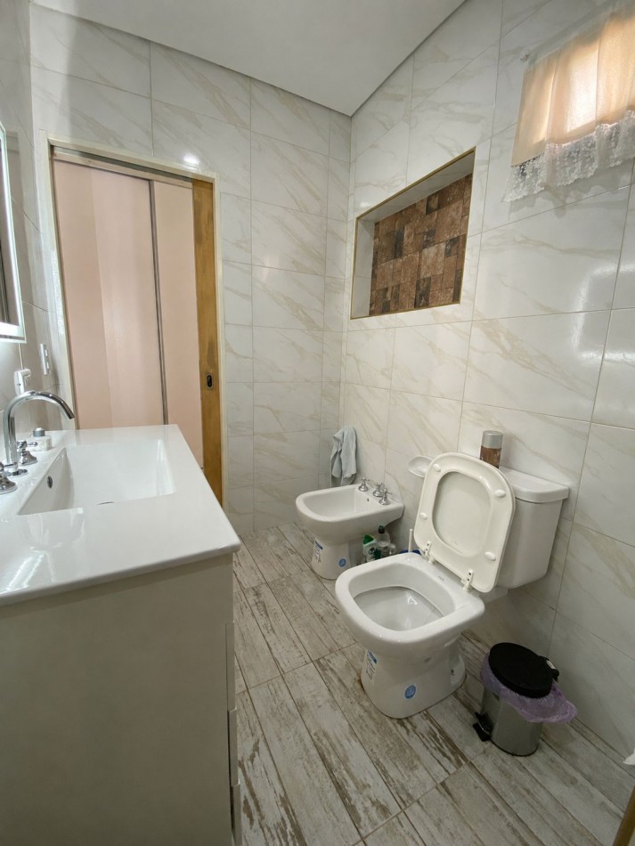 VENTA - CASA TRES AMBIENTES - LOTE PROPIO - EXCELENTE ESTADO - GARAGE - QUINCHO Y FONDO LIBRE - CASEROS