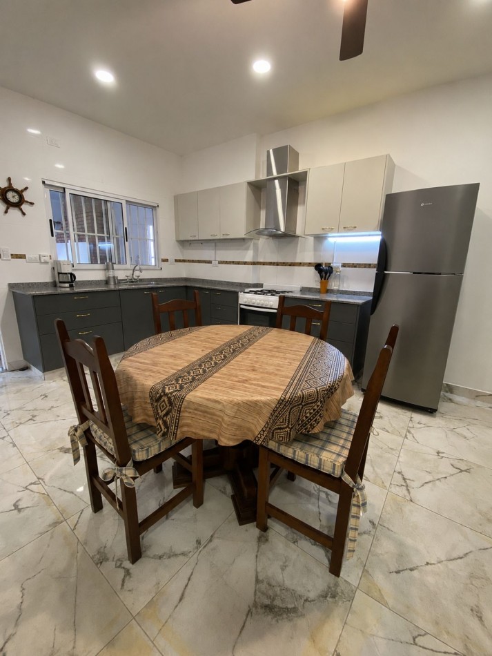 VENTA - CASA TRES AMBIENTES - LOTE PROPIO - EXCELENTE ESTADO - GARAGE - QUINCHO Y FONDO LIBRE - CASEROS