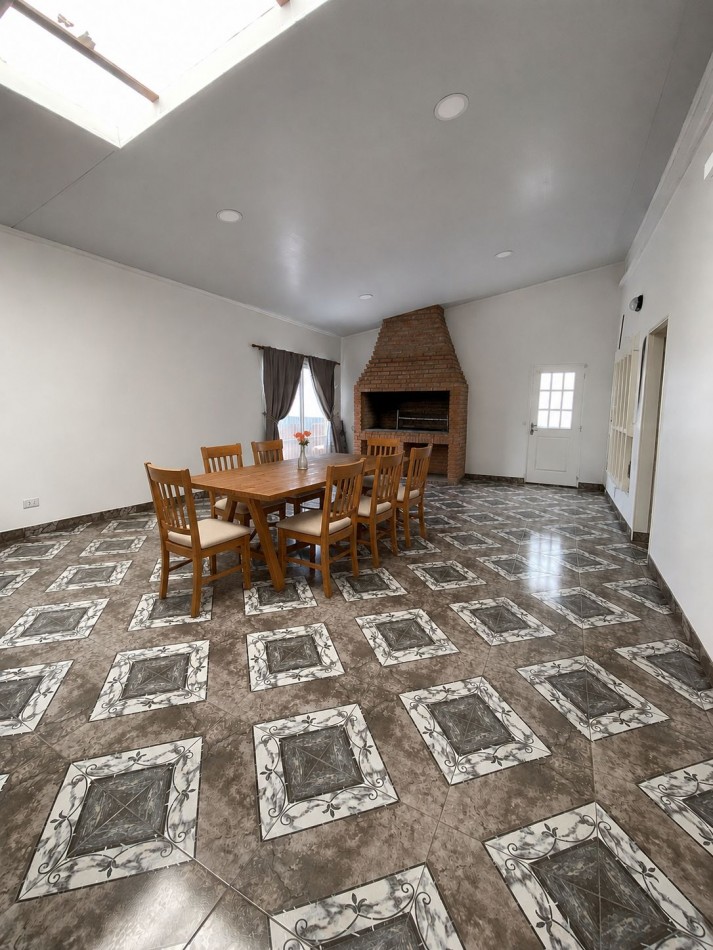 VENTA - CASA TRES AMBIENTES - LOTE PROPIO - EXCELENTE ESTADO - GARAGE - QUINCHO Y FONDO LIBRE - CASEROS