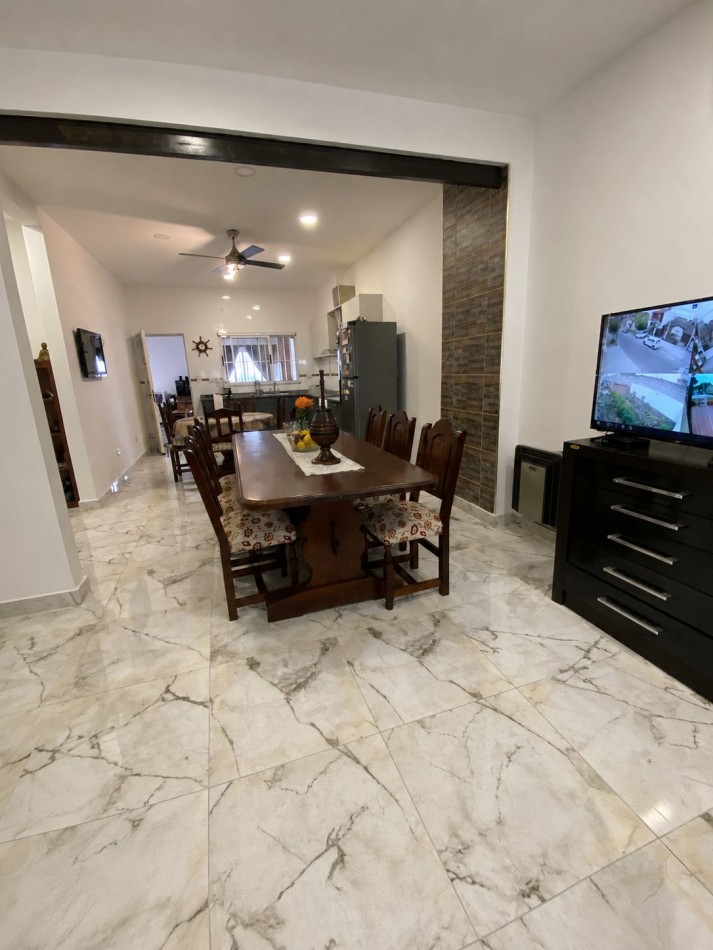 VENTA - CASA TRES AMBIENTES - LOTE PROPIO - EXCELENTE ESTADO - GARAGE - QUINCHO Y FONDO LIBRE - CASEROS