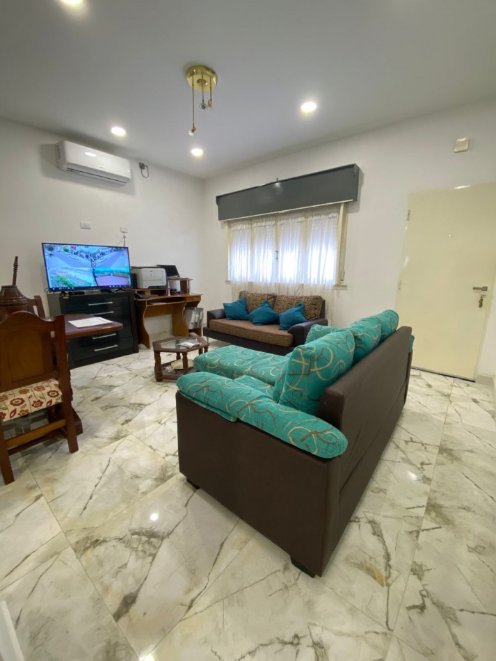 VENTA - CASA TRES AMBIENTES - LOTE PROPIO - EXCELENTE ESTADO - GARAGE - QUINCHO Y FONDO LIBRE - CASEROS