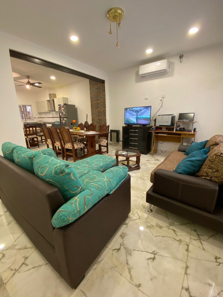 VENTA - CASA TRES AMBIENTES - LOTE PROPIO - EXCELENTE ESTADO - GARAGE - QUINCHO Y FONDO LIBRE - CASEROS