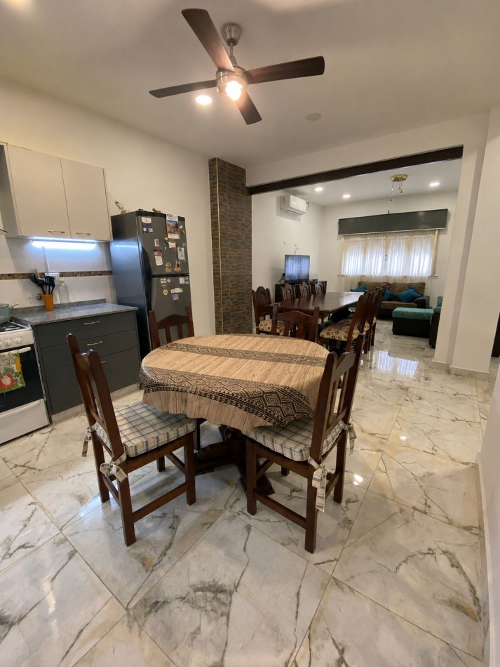 VENTA - CASA TRES AMBIENTES - LOTE PROPIO - EXCELENTE ESTADO - GARAGE - QUINCHO Y FONDO LIBRE - CASEROS