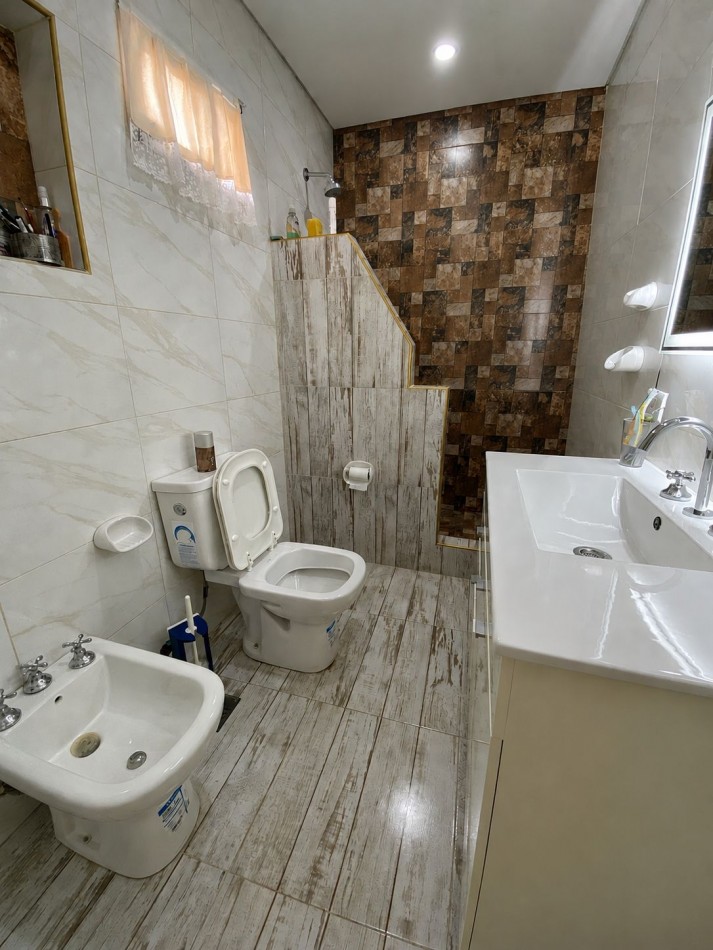 VENTA - CASA TRES AMBIENTES - LOTE PROPIO - EXCELENTE ESTADO - GARAGE - QUINCHO Y FONDO LIBRE - CASEROS