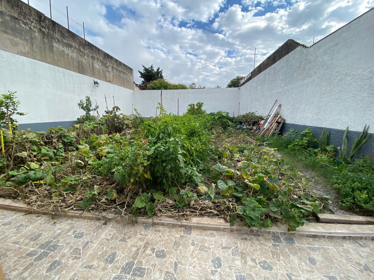 VENTA - CASA TRES AMBIENTES - LOTE PROPIO - EXCELENTE ESTADO - GARAGE - QUINCHO Y FONDO LIBRE - CASEROS