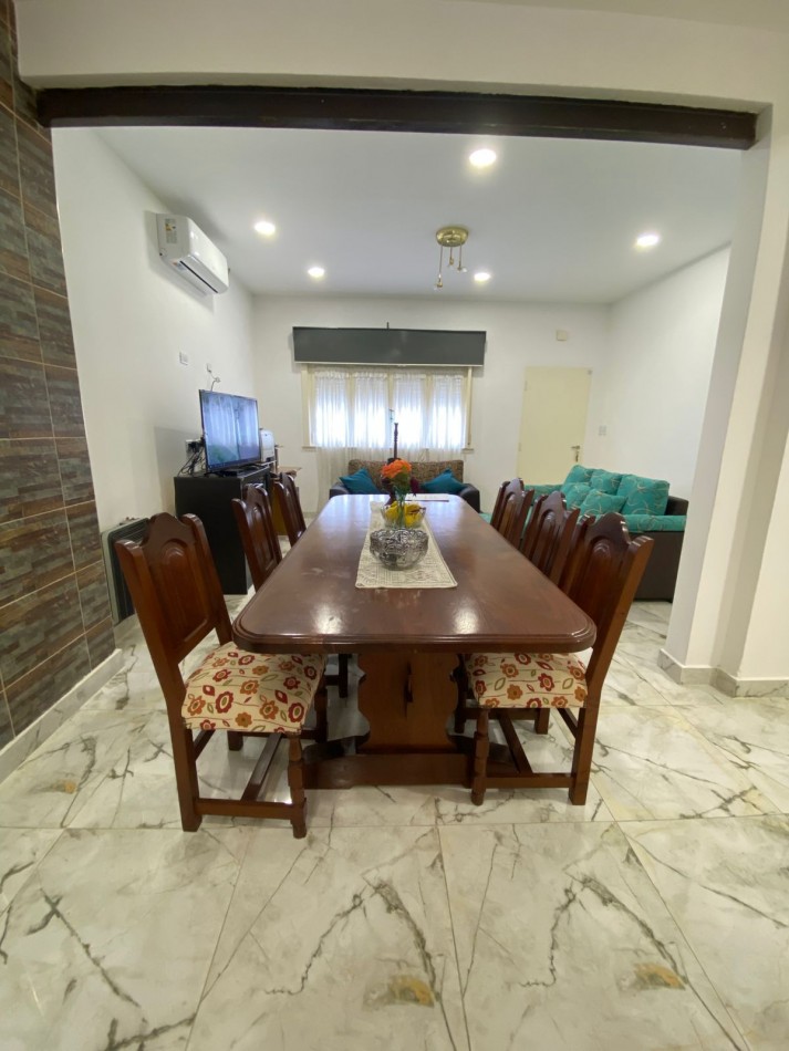 VENTA - CASA TRES AMBIENTES - LOTE PROPIO - EXCELENTE ESTADO - GARAGE - QUINCHO Y FONDO LIBRE - CASEROS