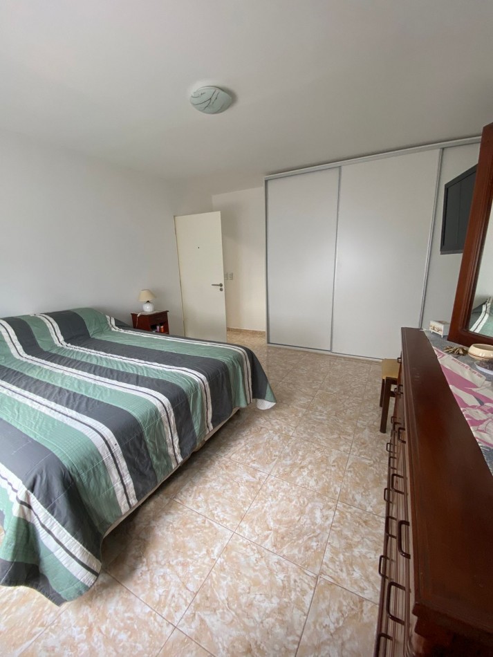 VENTA - CASA TRES AMBIENTES - LOTE PROPIO - EXCELENTE ESTADO - GARAGE - QUINCHO Y FONDO LIBRE - CASEROS