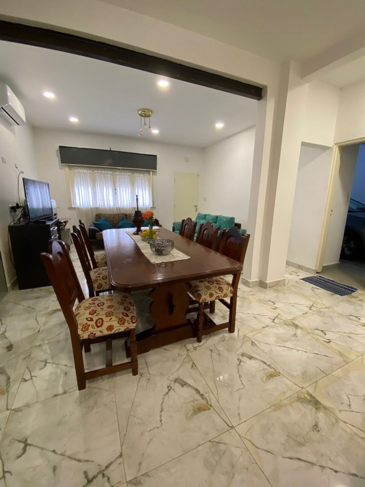 VENTA - CASA TRES AMBIENTES - LOTE PROPIO - EXCELENTE ESTADO - GARAGE - QUINCHO Y FONDO LIBRE - CASEROS