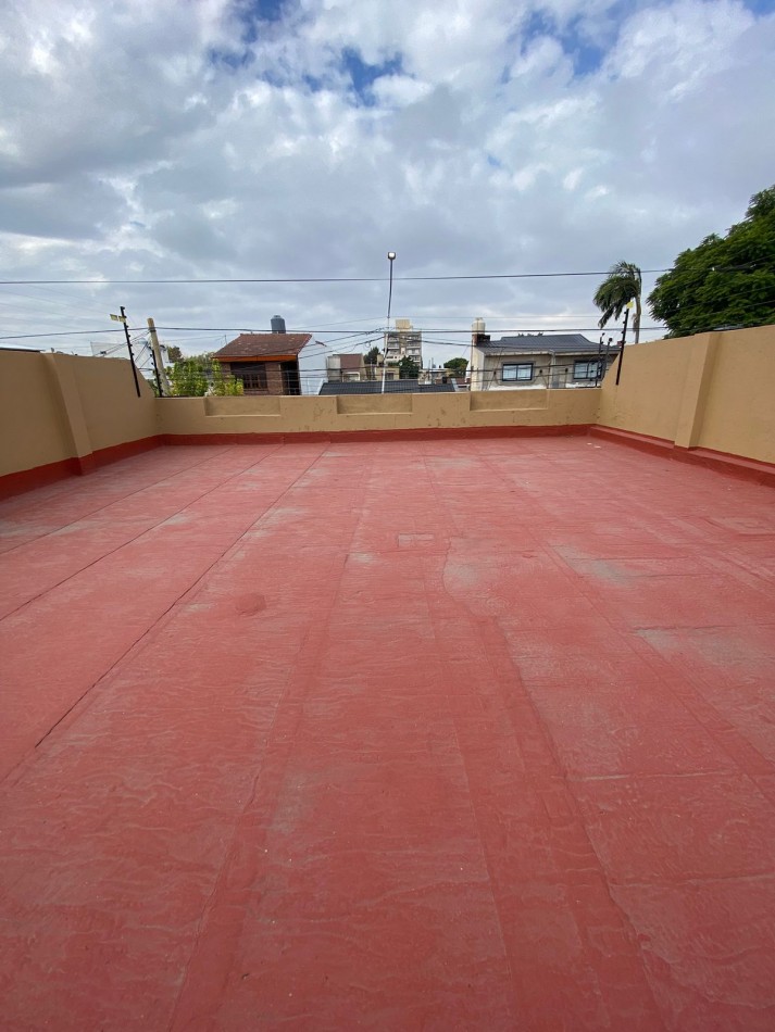 VENTA - CASA TRES AMBIENTES - LOTE PROPIO - EXCELENTE ESTADO - GARAGE - QUINCHO Y FONDO LIBRE - CASEROS