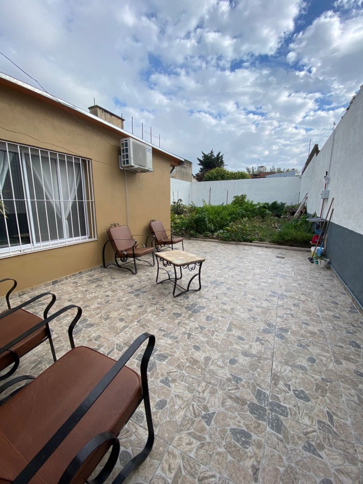 VENTA - CASA TRES AMBIENTES - LOTE PROPIO - EXCELENTE ESTADO - GARAGE - QUINCHO Y FONDO LIBRE - CASEROS