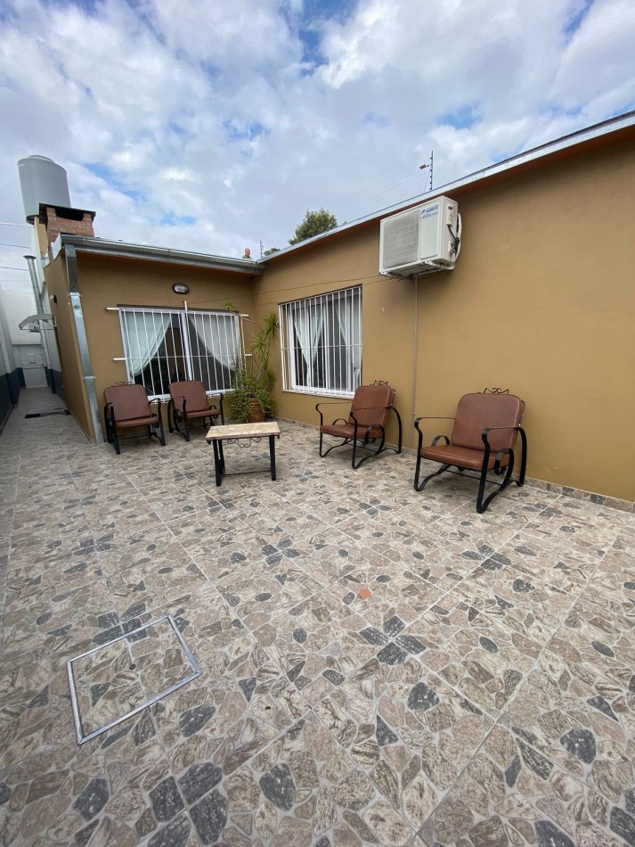 VENTA - CASA TRES AMBIENTES - LOTE PROPIO - EXCELENTE ESTADO - GARAGE - QUINCHO Y FONDO LIBRE - CASEROS