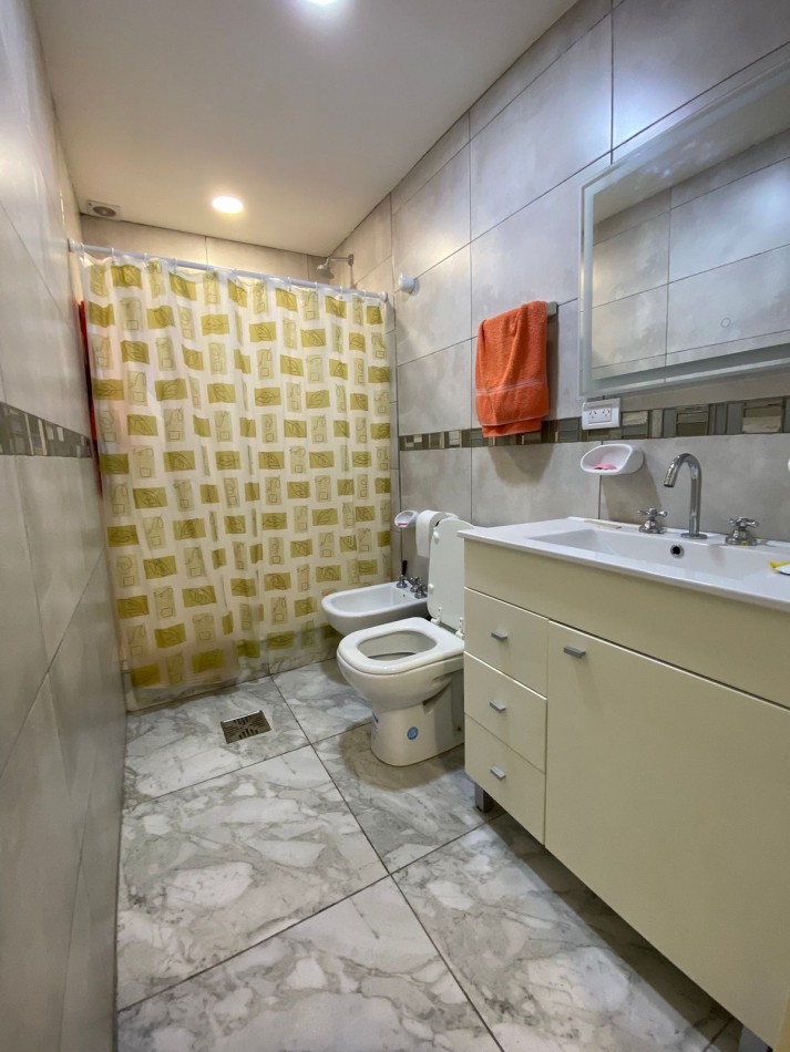 VENTA - CASA TRES AMBIENTES - LOTE PROPIO - EXCELENTE ESTADO - GARAGE - QUINCHO Y FONDO LIBRE - CASEROS