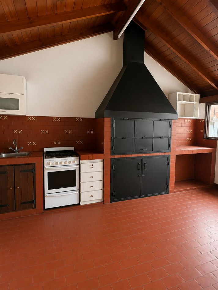 VENTA - CASA SOBRE LOTE PROPIO EN CASEROS | UBICACION ESTRATEGICA + GRAN POTENCIAL - 