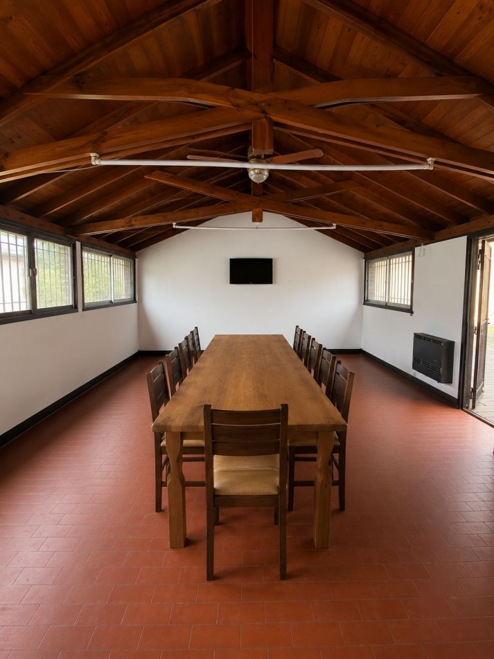 VENTA - CASA SOBRE LOTE PROPIO EN CASEROS | UBICACION ESTRATEGICA + GRAN POTENCIAL - 