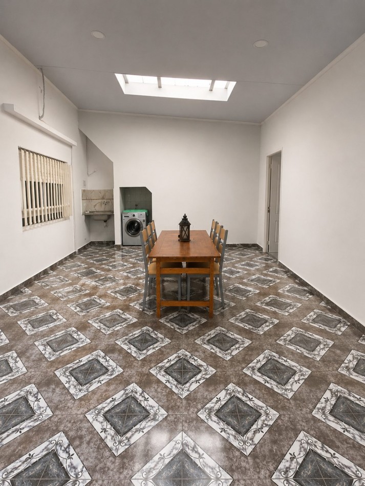VENTA - CASA TRES AMBIENTES - LOTE PROPIO - EXCELENTE ESTADO - GARAGE - QUINCHO Y FONDO LIBRE - CASEROS - PERMUTA 