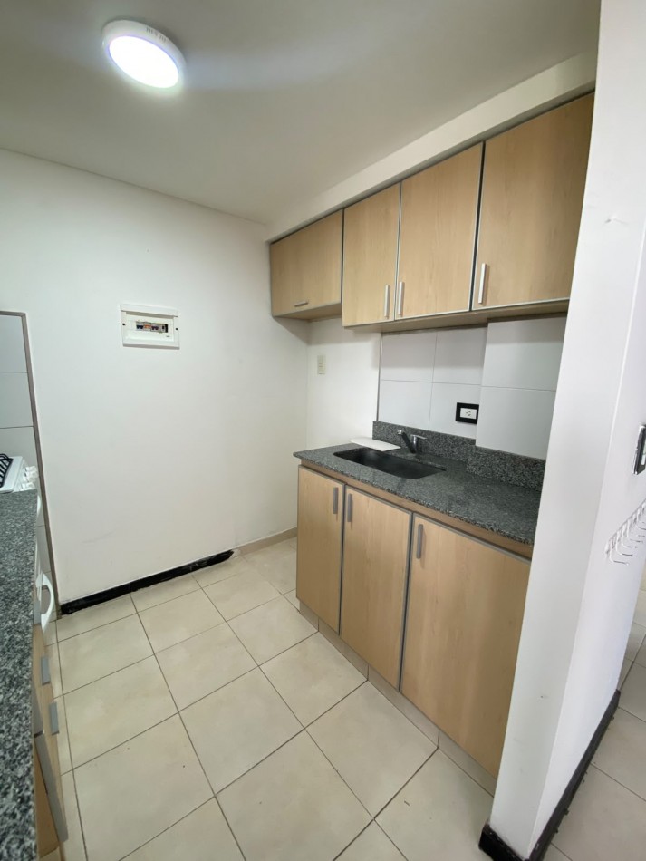 ALQUILER - DEPTO DOS AMBIENTES CON BALCON - CASEROS CENTRO 