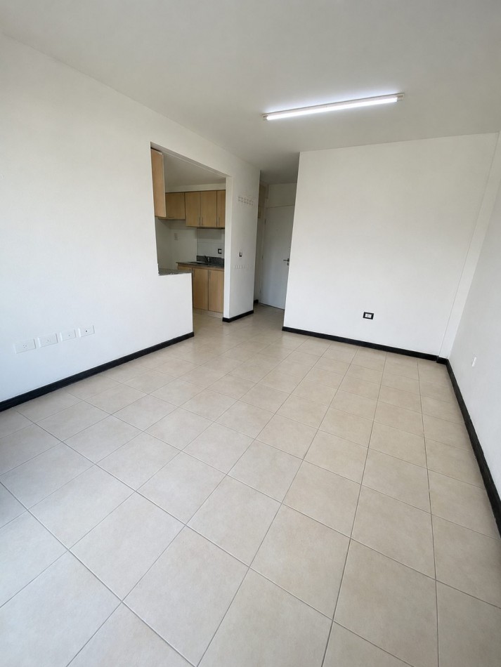 ALQUILER - DEPTO DOS AMBIENTES CON BALCON - CASEROS CENTRO 