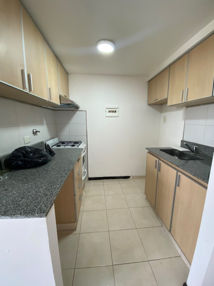 ALQUILER - DEPTO DOS AMBIENTES CON BALCON - CASEROS CENTRO 