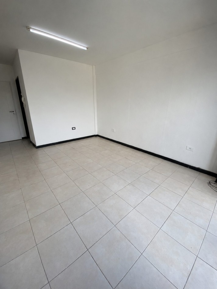 ALQUILER - DEPTO DOS AMBIENTES CON BALCON - CASEROS CENTRO 