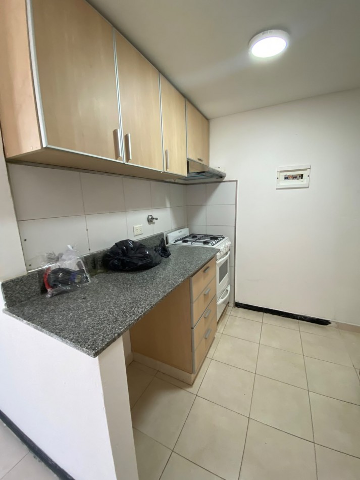 ALQUILER - DEPTO DOS AMBIENTES CON BALCON - CASEROS CENTRO 