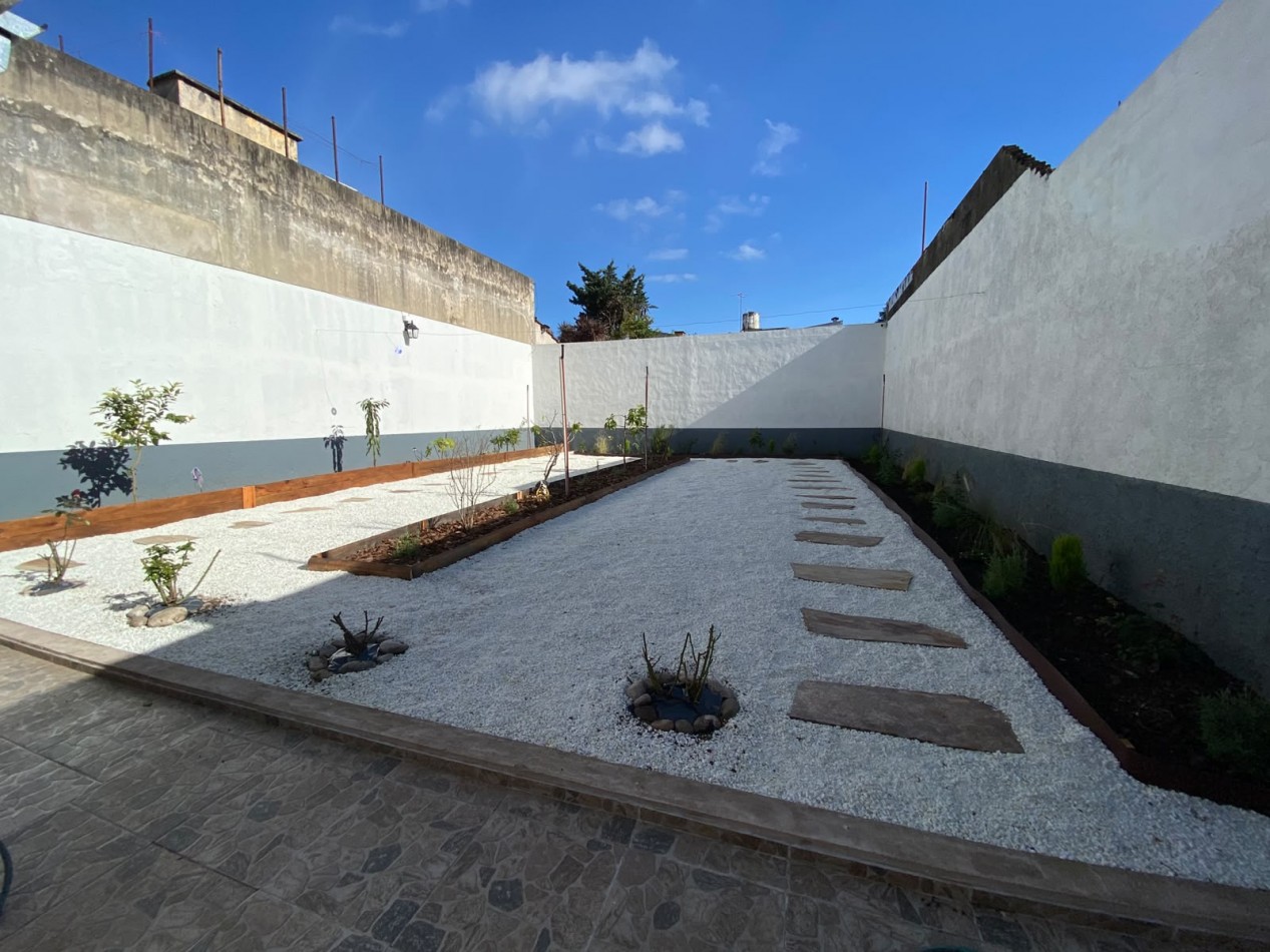 VENTA - CASA TRES AMBIENTES - LOTE PROPIO - EXCELENTE ESTADO - GARAGE - QUINCHO Y FONDO LIBRE - CASEROS - PERMUTA 