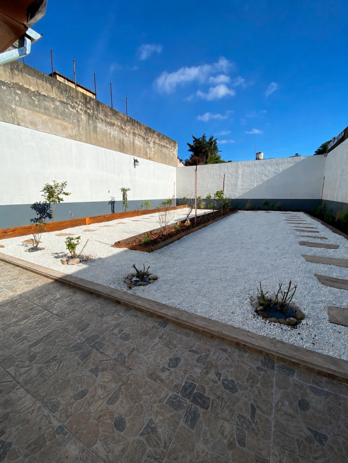 VENTA - CASA TRES AMBIENTES - LOTE PROPIO - EXCELENTE ESTADO - GARAGE - QUINCHO Y FONDO LIBRE - CASEROS - PERMUTA 