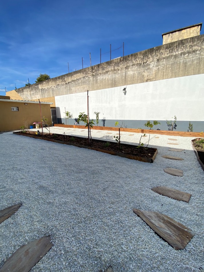 VENTA - CASA TRES AMBIENTES - LOTE PROPIO - EXCELENTE ESTADO - GARAGE - QUINCHO Y FONDO LIBRE - CASEROS - PERMUTA 