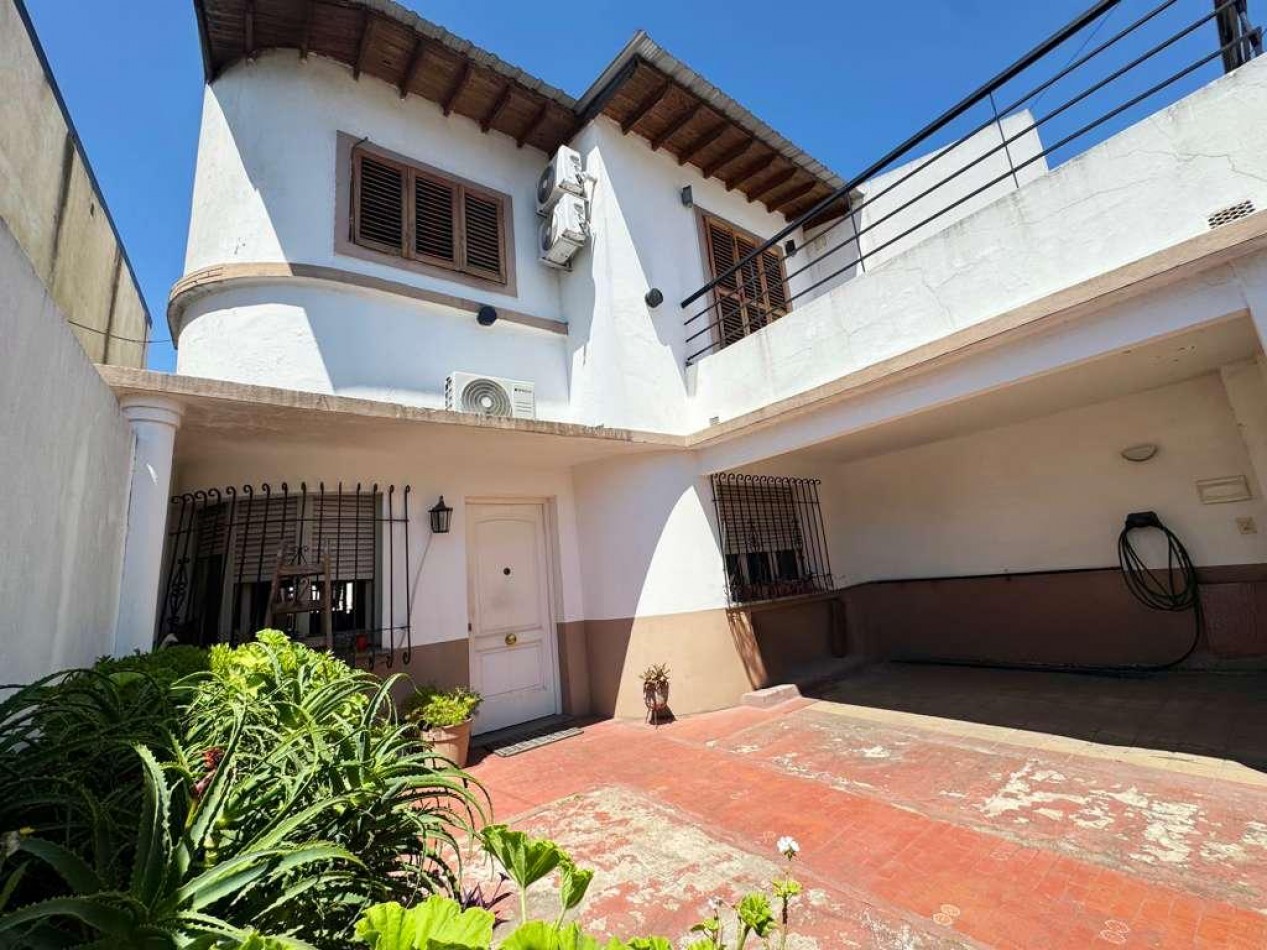 VENTA - CASA PH 4 AMBIENTES AL FRENTE - CON GARAGE, PATIO, BALCON PRIVADO Y PARRILLA - CASEROS NORTE