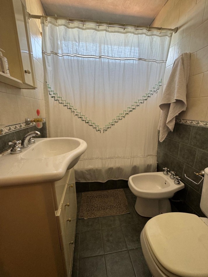 VENTA - CASA PH 4 AMBIENTES AL FRENTE - CON GARAGE, PATIO, BALCON PRIVADO Y PARRILLA - CASEROS NORTE