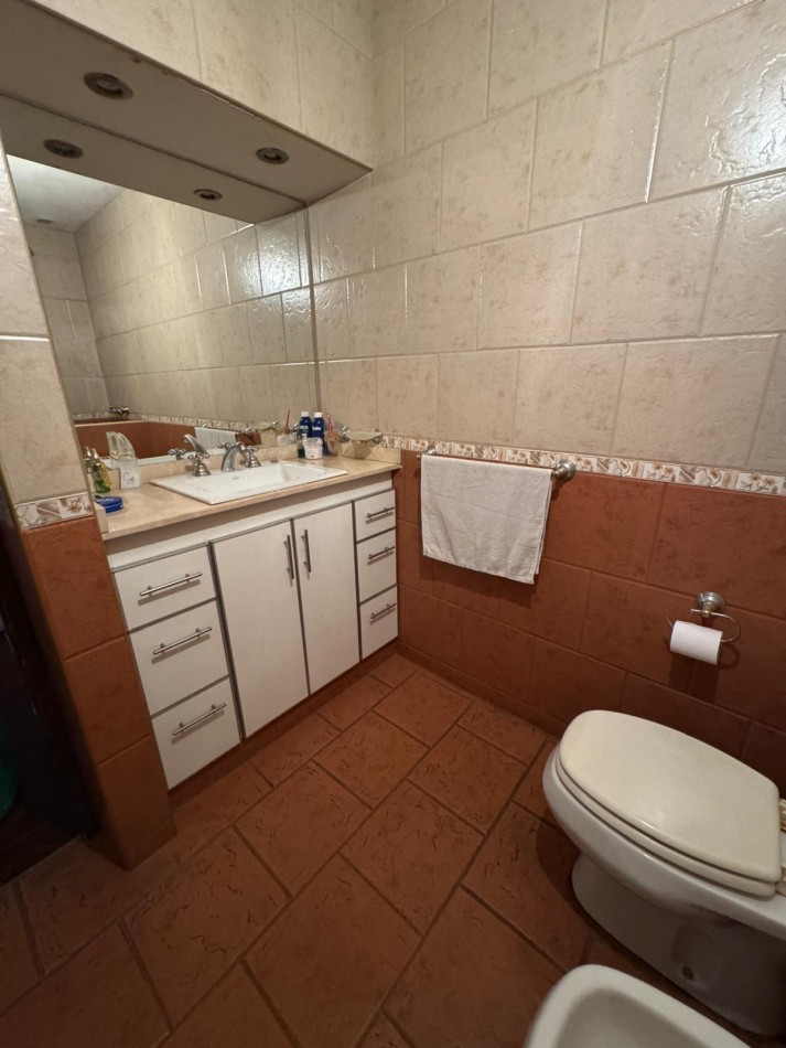 VENTA - CASA PH 4 AMBIENTES AL FRENTE - CON GARAGE, PATIO, BALCON PRIVADO Y PARRILLA - CASEROS NORTE