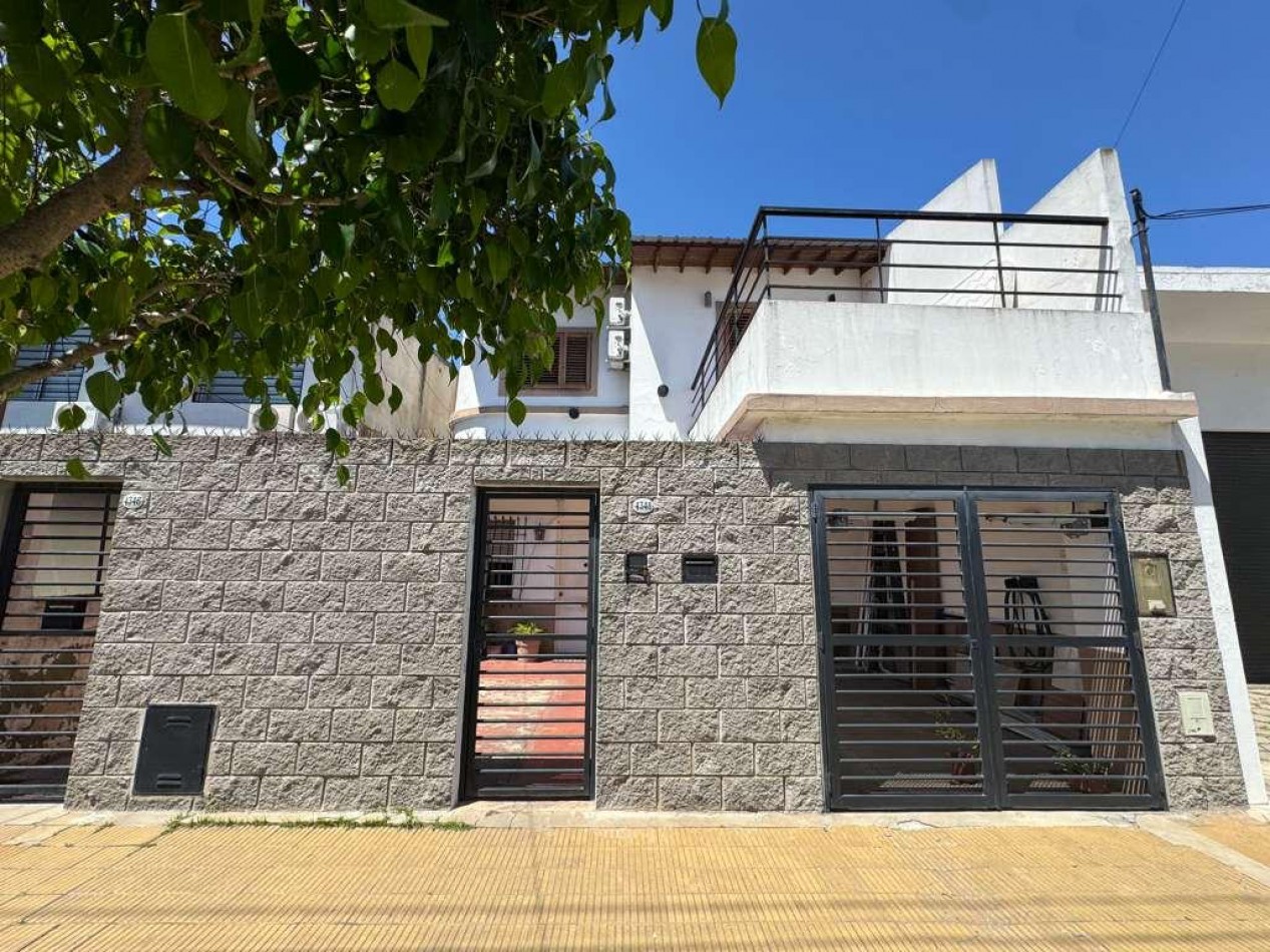 VENTA - CASA PH 4 AMBIENTES AL FRENTE - CON GARAGE, PATIO, BALCON PRIVADO Y PARRILLA - CASEROS NORTE