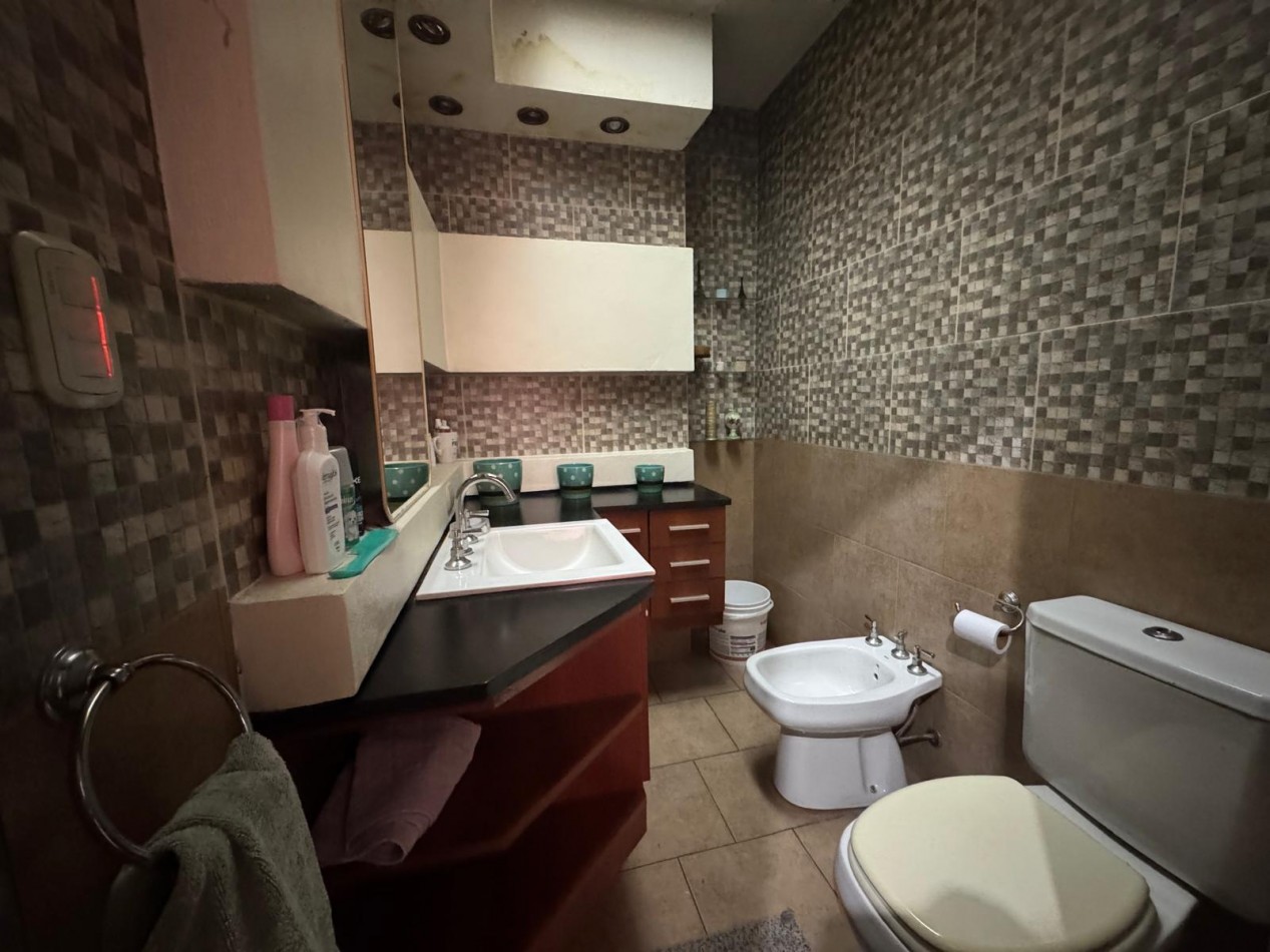 VENTA - CASA PH 4 AMBIENTES AL FRENTE - CON GARAGE, PATIO, BALCON PRIVADO Y PARRILLA - CASEROS NORTE