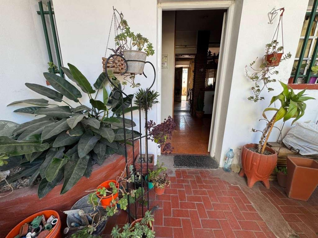 VENTA - CASA PH 4 AMBIENTES AL FRENTE - CON GARAGE, PATIO, BALCON PRIVADO Y PARRILLA - CASEROS NORTE