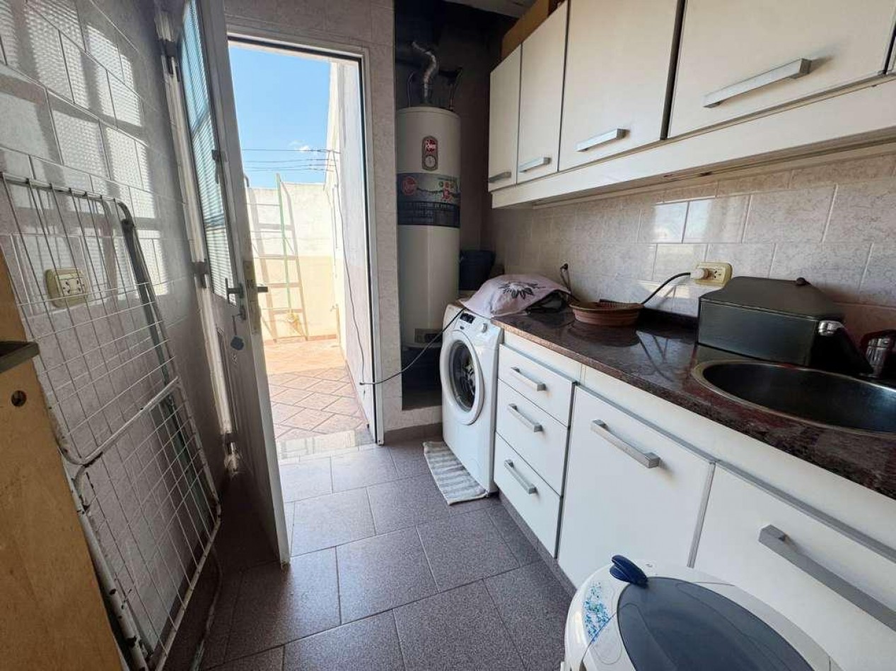 VENTA - CASA PH 4 AMBIENTES AL FRENTE - CON GARAGE, PATIO, BALCON PRIVADO Y PARRILLA - CASEROS NORTE