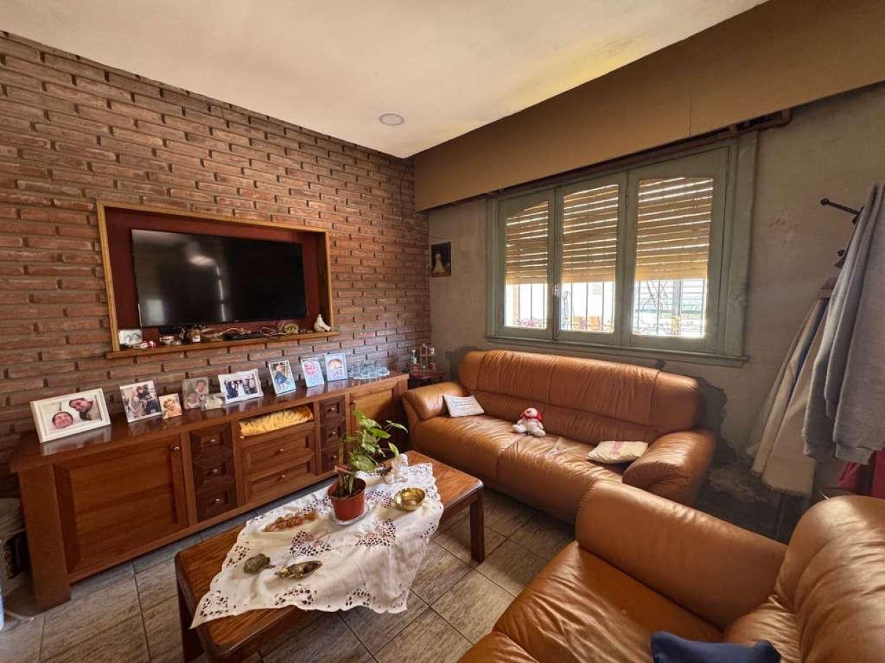VENTA - CASA PH 4 AMBIENTES AL FRENTE - CON GARAGE, PATIO, BALCON PRIVADO Y PARRILLA - CASEROS NORTE