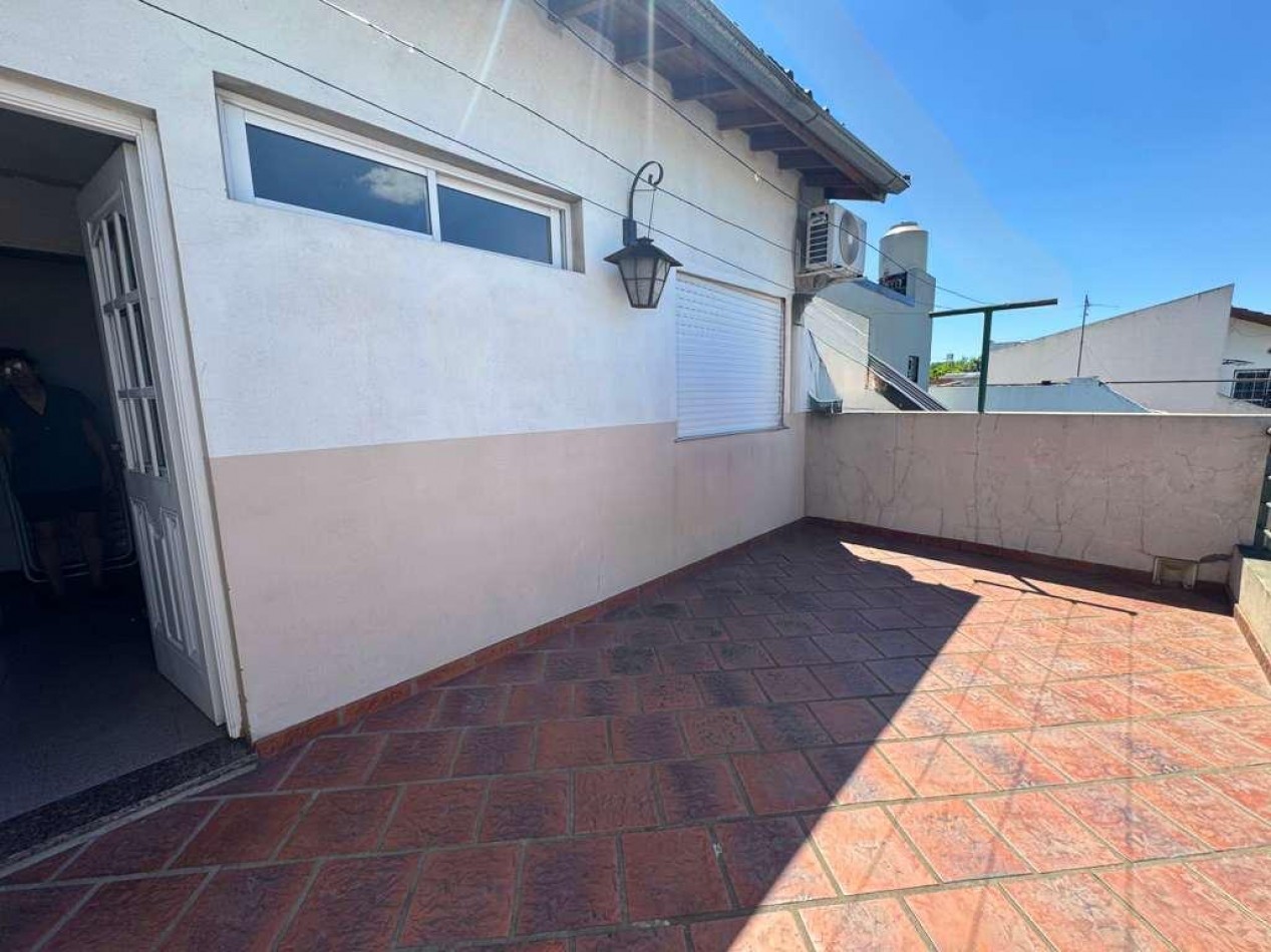 VENTA - CASA PH 4 AMBIENTES AL FRENTE - CON GARAGE, PATIO, BALCON PRIVADO Y PARRILLA - CASEROS NORTE