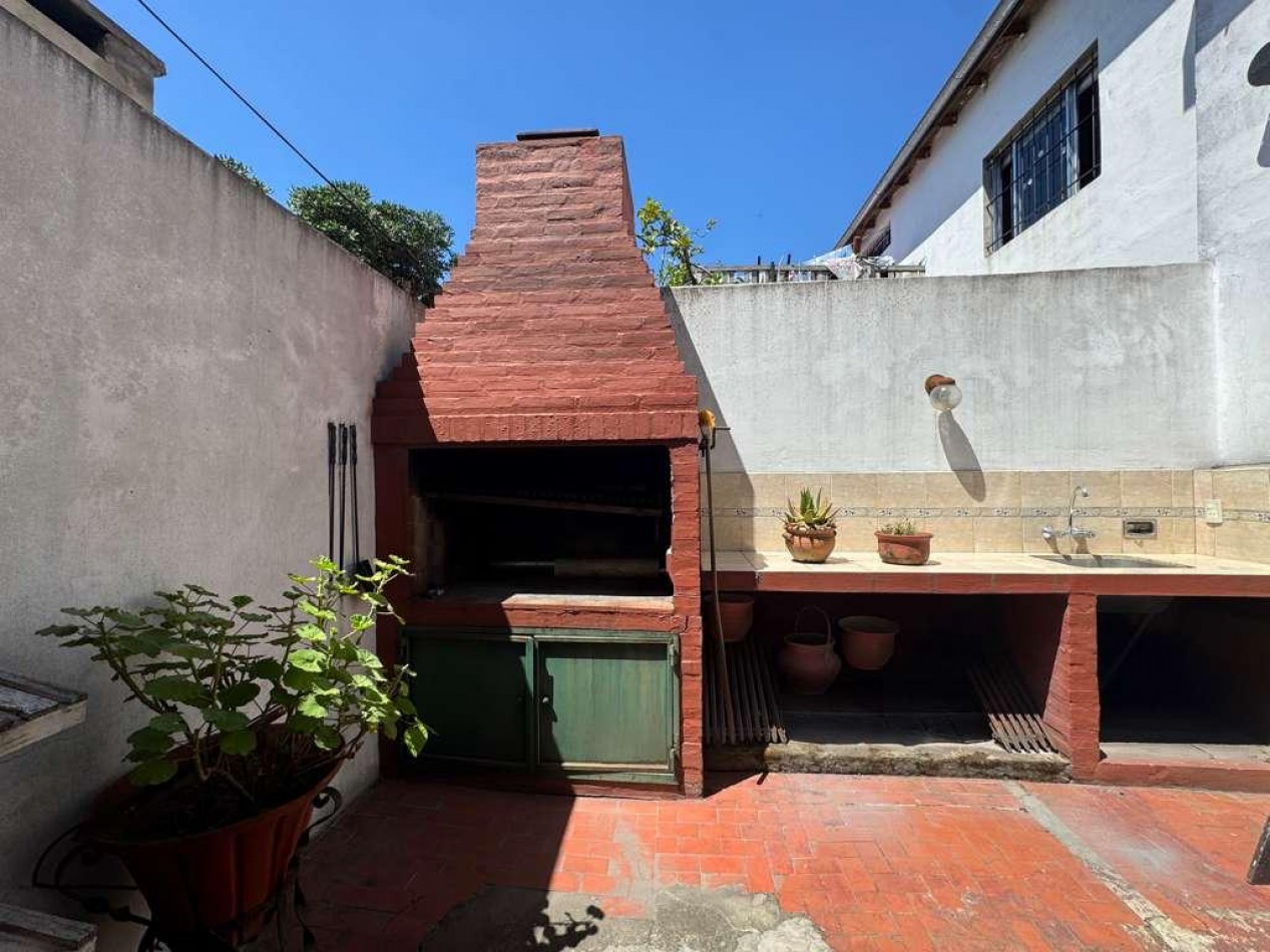 VENTA - CASA PH 4 AMBIENTES AL FRENTE - CON GARAGE, PATIO, BALCON PRIVADO Y PARRILLA - CASEROS NORTE