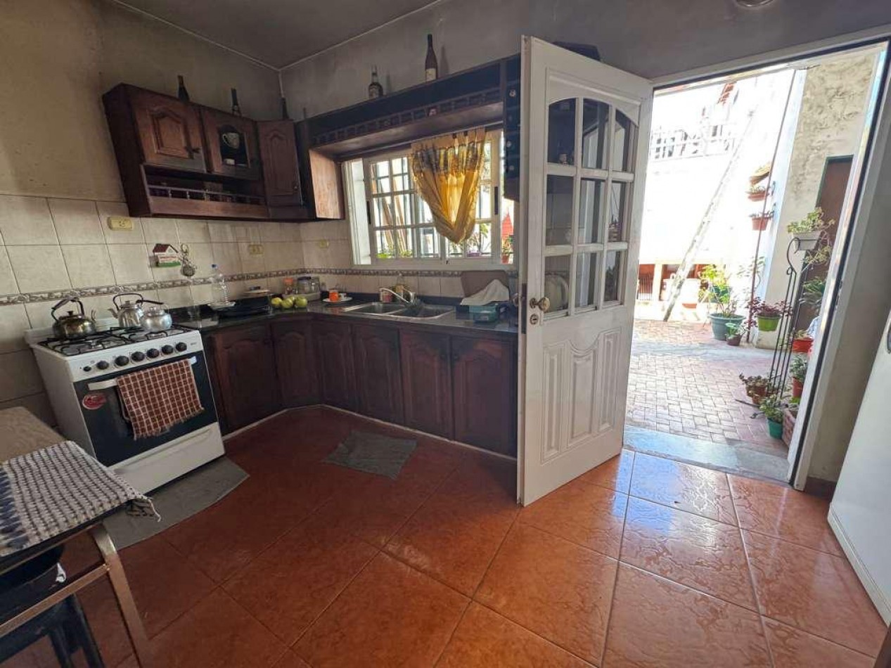 VENTA - CASA PH 4 AMBIENTES AL FRENTE - CON GARAGE, PATIO, BALCON PRIVADO Y PARRILLA - CASEROS NORTE